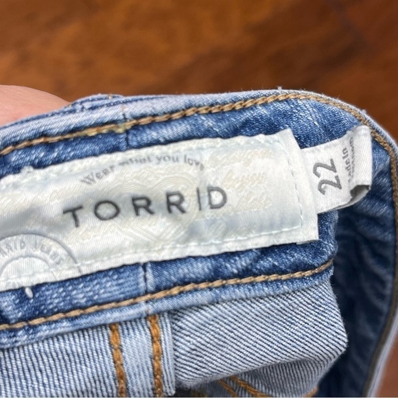 Torrid Bermuda distressed denim shorts - Picture 4 of 5